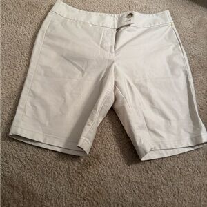 Ann Taylor Cream Women's Bermudas size 10 18.5”